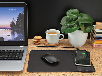 Podložka pod myš s bezdrátovým nabíjením 15W a USB porty, černá