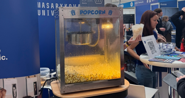 Příprava a předávání popcornu na stánku Masarykovy univerzity na Career Expo