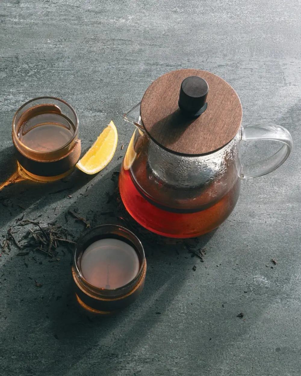 Skleněná konvice a šálky Vanilla Season při servírování čaje