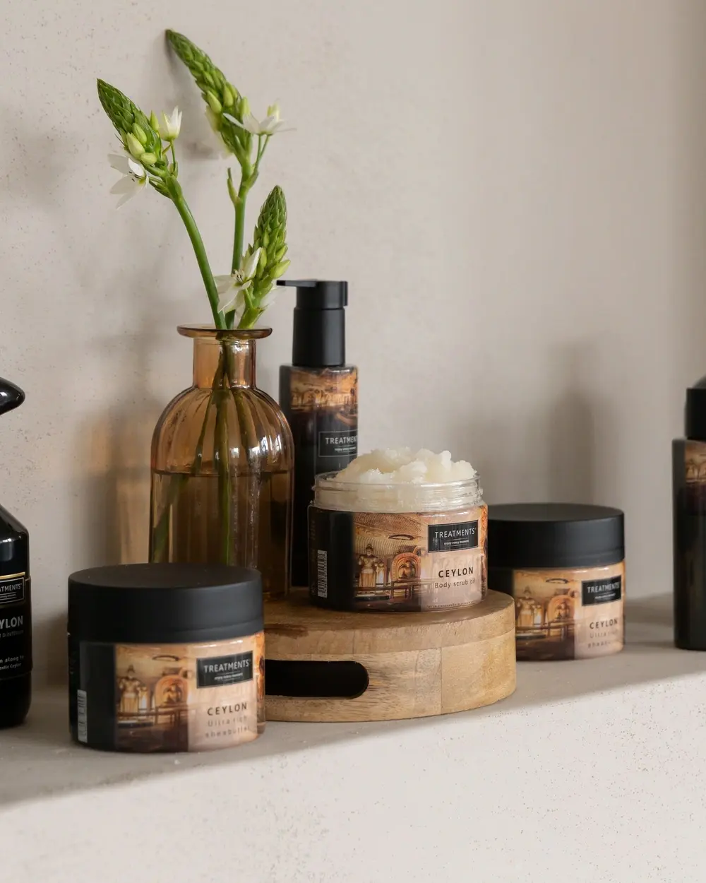 Kolekce kosmetiky Treatments Ceylon v koupelnovém prostředí