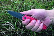 SCHWARZWOLF MATRIX Zavírací nůž s pojistkou, červená