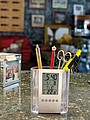 Stojan na tužky s časem, datem, budíkem a teploměrem