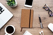 Zápisník velikosti A6 s linkovanými listy, se záložkou i gumičkou, design korku