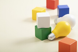 Antistresový míček ve tvaru žárovky z PU pěny, žlutá