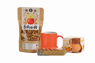 DARELA ORANGE Sada obsahující čokoládové pralinky, čaj, svíčku a oranžový hrnek, v dárkové krabici