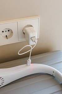 Dobíjecí ventilátor na krk, bílá