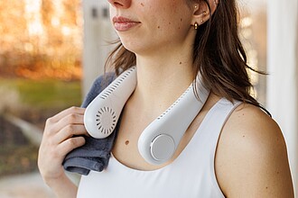 Dobíjecí ventilátor na krk, bílá