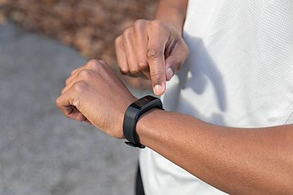 Fitness náramek z recykovaného plastu