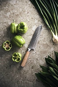 Kuchařský santoku nůž s dřevěnou rukojetí