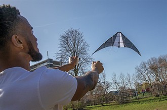 Létající drak s šňůrami na ovládání, černá