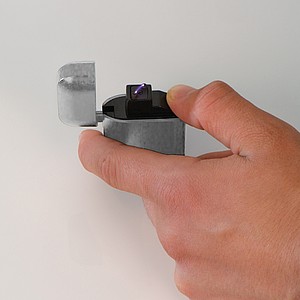 Matný plastový zapalovač, který se nabíjí USB kabelem, střbrný