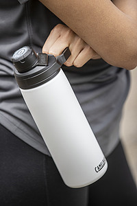 Měděná elegantní láhev s vakuovou izolací, objem 600 ml, zelená