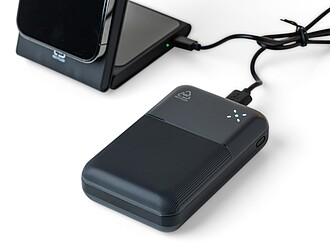 NARIA Powerbanka z recyklovaného ABS s kapacitou 20 000 mAh, černá