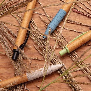 PALINGO Ekologická propiska z bambusu a pšeničné slámy, modrá náplň, bílá