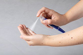 Plastové kuličkové pero s modrou náplní a 3ml desinfekce, modré