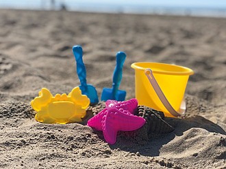 Plastový kyblíček s hračkami na písek