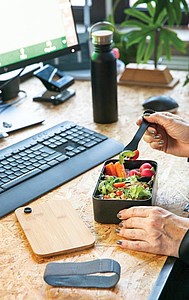 Plastový lunchbox s bambusovým víčkem a vidličkou, černá