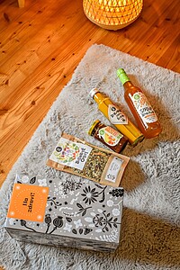RAKYTNÍČEK Dárková sada čaje Bylinkové objetí, sirupu Rakytník, 100% šťávy z rakytníku a biolády Hruška a rakytník - reklamní předměty