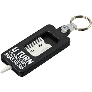 Recyklovaná klíčenka ve tvaru měřiče hloubky dezénu, černá