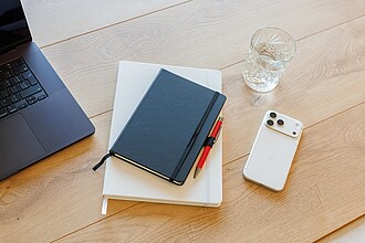 Samolepka spoutkem na pero, černá