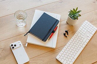 Samolepka spoutkem na pero, černá