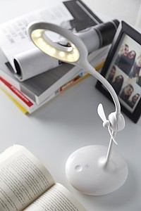 Stolní lampička s větráčkem, napájení přes USB
