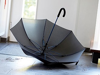 TELAMON Automatický holový deštník s pogumovanou rukojetí, černý s modrou konstrukcí