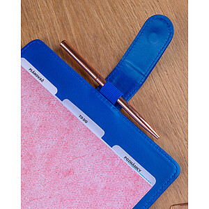 Týdenní kroužkový diář s vyměnitelnými listy 2027, královský modrý, 12,5 x 19 cm