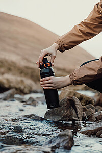 Uzamykatelná sportovní termoska Nordic Drift z RCS 750 ml, černá
